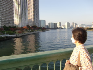 巨大ビル群と水辺。東京でしか見られない風景だ。